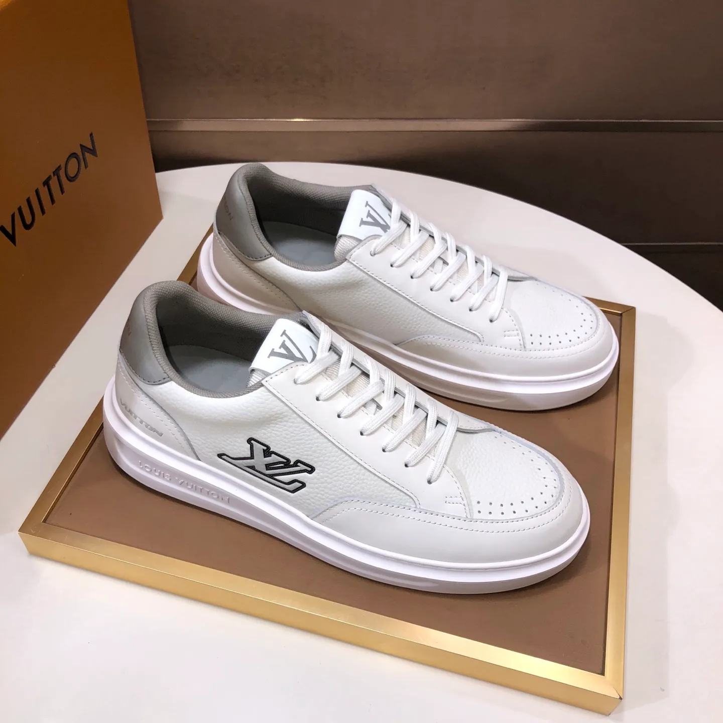 Factory batch 640💰original development, quality shipment, welcome to compare - LV sneaker series sports shoes introduce the loose silhouette of the ready-to-wear series into the spring and summer men's wear shows and make an eye-catching appearance. The cow leather upper is combined with rough fabric laces, and colorful beading highlights the brand's classic elements. LV letters mark the tongue and Monogram floral outsole. Mixed materials Made of top-grain cowhide, thick shoelace design, large Monogram print on the side, mesh lining and cotton feet, the comfort is as extreme as ever, premium heritage, quality first, worth owning! Size: Men’s 38-45 (45 is custom-made and cannot be returned or exchanged)